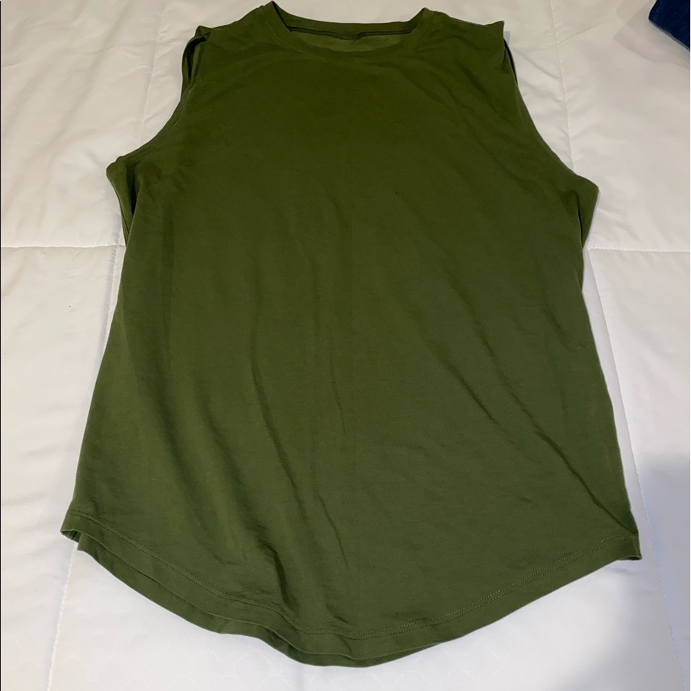 Lululemon size 4 Brunswick tank excellent condition.